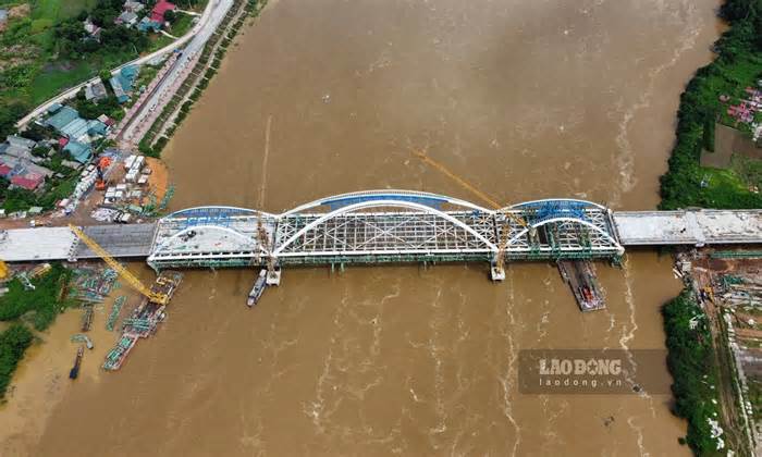 Hợp long công trình 650 tỉ, cây cầu thứ 8 bắc qua sông Hồng ở Yên Bái