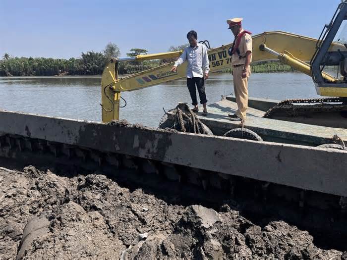 CSGT TPHCM phát hiện đối tượng nạo vét bùn đất trái phép trên sông Tắc