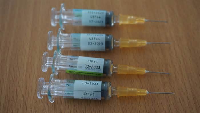 Vụ 5 trẻ tiêm vắc xin hết hạn: đình chỉ 2 cán bộ y tế