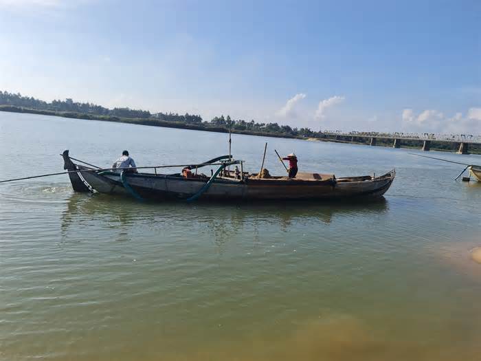 Kiểm tra bến bãi cát tặc, bí thư Huyện ủy nói 'ngồi máy lạnh miết sao thấy được hiện trường'