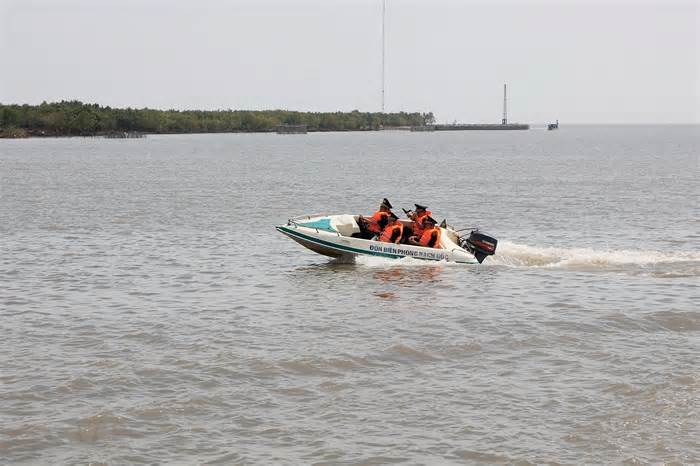 Cứu nạn kịp thời hai thuyền viên bị rơi xuống biển ở Cà Mau