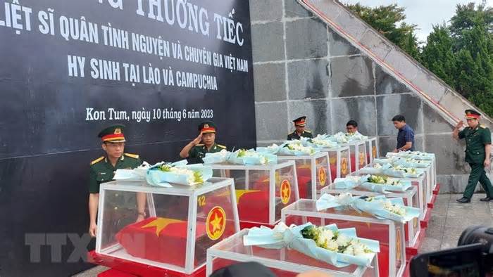 Kon Tum: An táng hài cốt quân tình nguyện hy sinh ở Lào và Campuchia