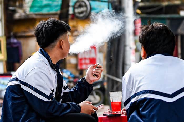 TP.HCM: Học sinh lớp 7 Trường THCS Lê Quý Đôn nhập viện nghi hút thuốc lá điện tử