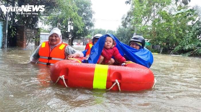 Đà Nẵng ngập lụt khắp nơi: Hệ thống thoát nước xuống cấp gây tắc nghẽn dòng chảy