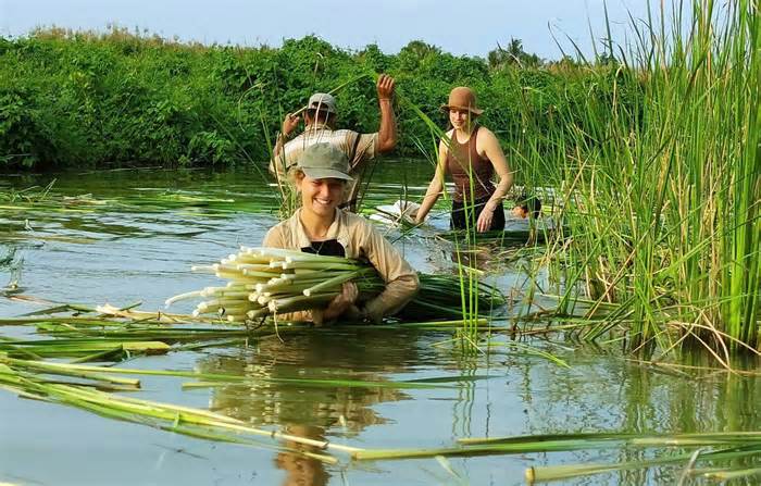 Chàng trai làm du lịch trải nghiệm hút khách nước ngoài ở Cà Mau