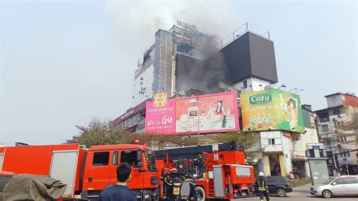 Cháy lớn tòa nhà 9 tầng trên phố kinh doanh sầm uất ở Hà Nội