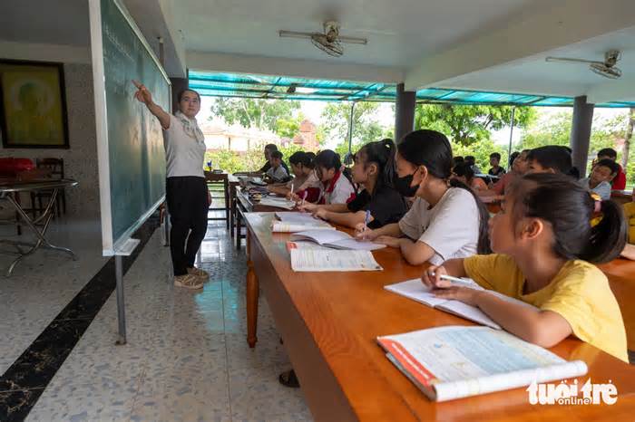 Lớp học hè miễn phí suốt 20 năm ở ngôi chùa làng