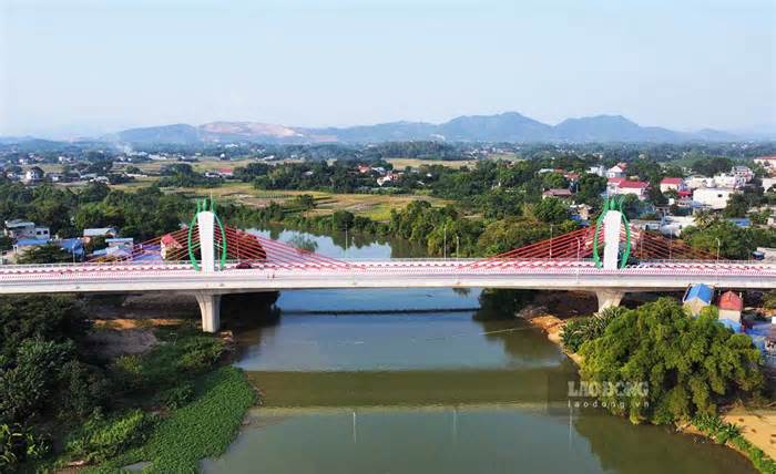 Cầu vượt sông lớn nhất tỉnh Thái Nguyên trước ngày chính thức thông xe