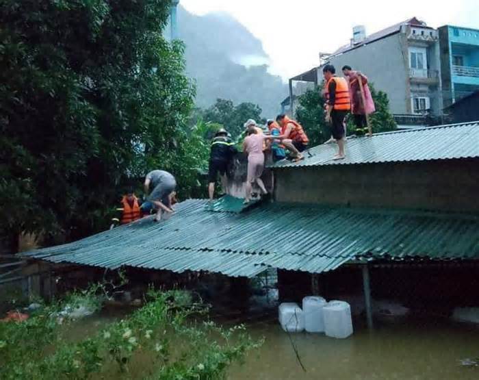 Mưa lũ ở Hà Giang: Cảnh sát dỡ mái nhà cứu 4 người mắc kẹt, 2 bố con bị lũ cuốn chết