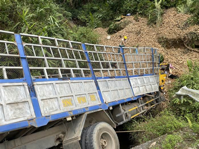 Xe tải chở hàng chục tấn sắn lao vào vách núi khiến 3 người thương vong
