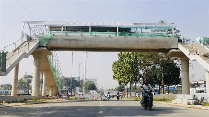 Cận cảnh cầu vượt bộ hành kết nối tuyến metro số 1 TPHCM đang dần hoàn thiện