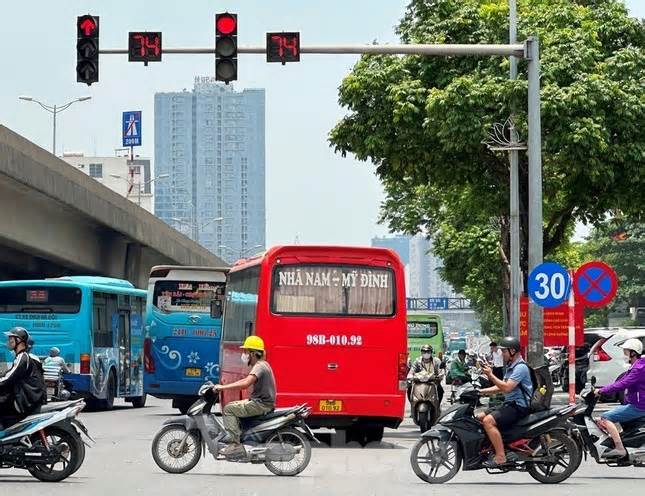 Tận thấy bến xe lậu dài nửa cây số trên đường phố Hà Nội