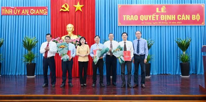 Ban Thường vụ Tỉnh ủy An Giang trao quyết định về công tác cán bộ