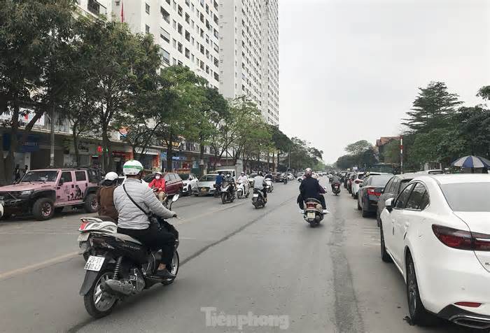 Vỉa hè, lòng đường khu đô thị đông dân nhất Hà Nội vẫn bị chiếm dụng tràn lan