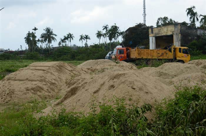 Quảng Ngãi: Sân vận động cỏ dại mọc um tùm sau khoảng 5 năm bị bỏ hoang