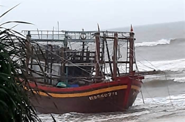 Tàu cá bị chết máy, mắc cạn trên vùng biển Quảng Trị