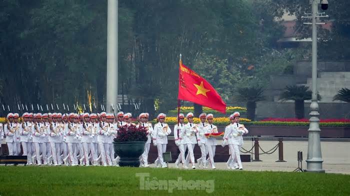 Treo cờ rủ Quốc tang đồng chí Khamtay Siphandone - Nguyên Chủ tịch nước CHDCND Lào