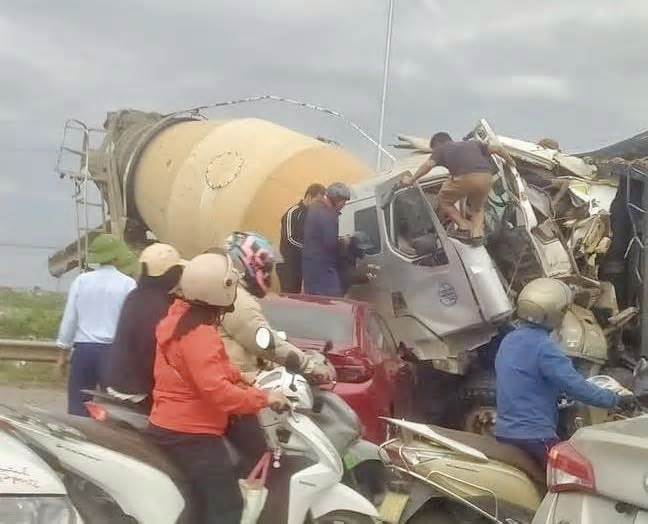 Đâm xe liên hoàn, hai tài xế mắc kẹt