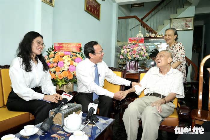 Bí thư Nguyễn Văn Nên thăm hỏi, tri ân các nhà giáo tiêu biểu
