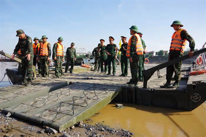 Dừng phà quân sự, lắp lại cầu phao Phong Châu