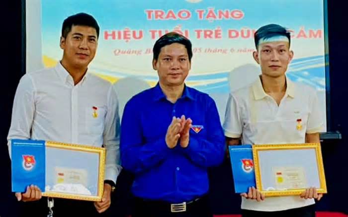 Ba thanh niên lao ra biển cứu 5 học sinh khỏi ‘tử thần’