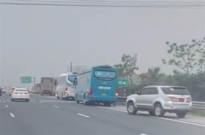 Sự cố khiến loạt tài xế phải dừng xe khẩn cấp trên cao tốc Pháp Vân - Cầu Giẽ