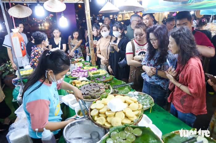 Không gian ẩm thực Lễ hội sông nước TP.HCM nườm nượp khách tham quan