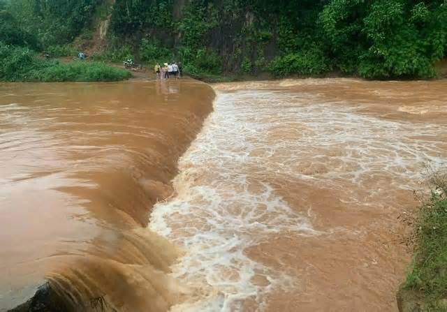 Cố gắng cứu chiếc xe máy, người đàn ông bị nước cuốn trôi mất tích