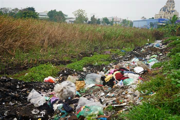 Bãi rác dưới cao tốc Hà Nội - Hải Phòng gần nguồn nước, khu dân cư