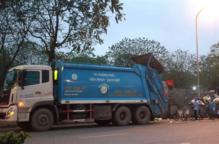 Xe chở rác 'náo loạn' nhiều tuyến phố ở Hà Nội