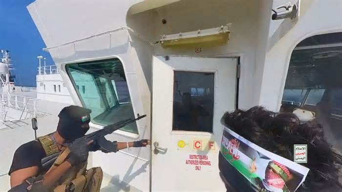 Các hãng tàu biển tránh kênh đào Suez vì phiến quân Houthi