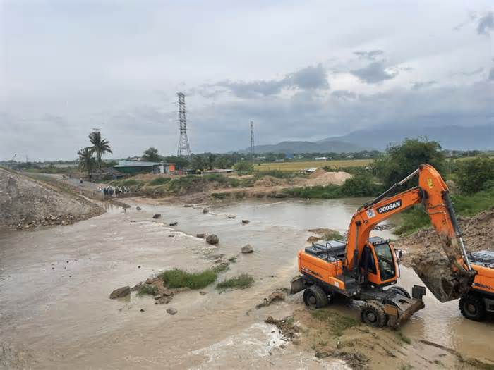 Nước dâng cao, chia cắt đường gom cao tốc Vĩnh Hảo - Phan Thiết
