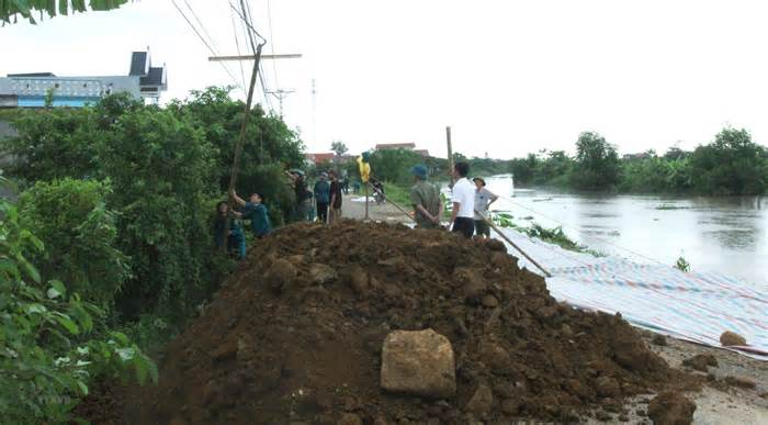 Thanh Hóa: Lại xảy ra sự cố nứt, sạt trượt mặt và thân đê tả sông Càn