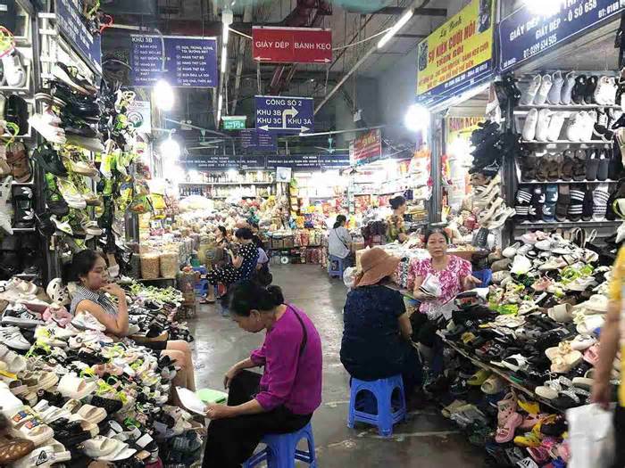 Tiểu thương khu chợ 'dưới lòng đất' ở Hà Nội ế ẩm, bán cả ngày được 40.000 đồng