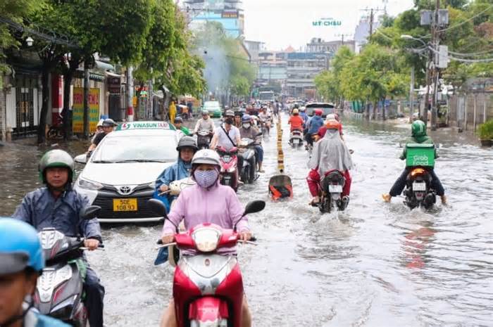 TP.HCM: Mưa lớn kéo dài 2 giờ, nhiều tuyến đường ngập nửa bánh xe