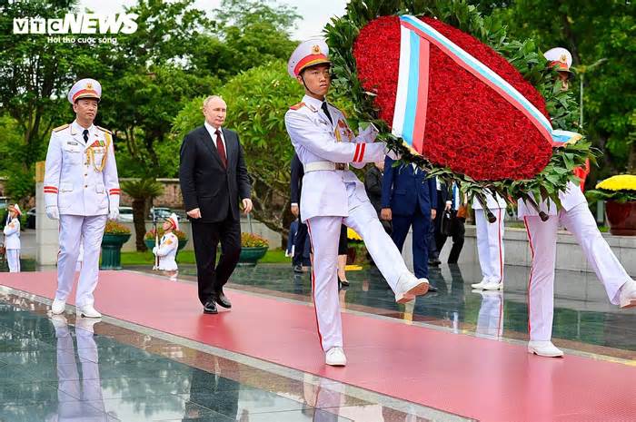 Tổng thống Nga Putin viếng Lăng Chủ tịch Hồ Chí Minh