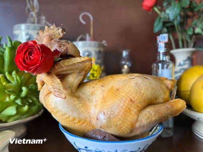 Gà trống, chân giò trong lễ cúng ngày Tết của người Việt