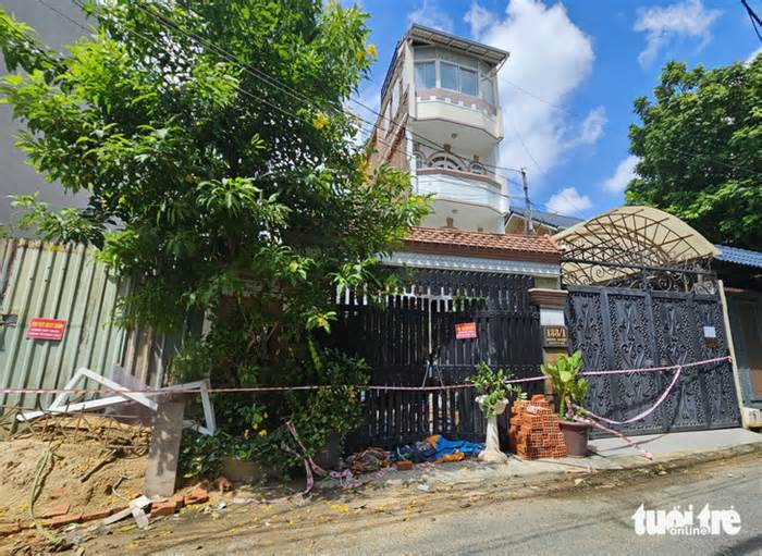 Vụ sập nhà ở quận Bình Thạnh: Nhà kế bên bị nghiêng, người dân phải dọn ra ngoài