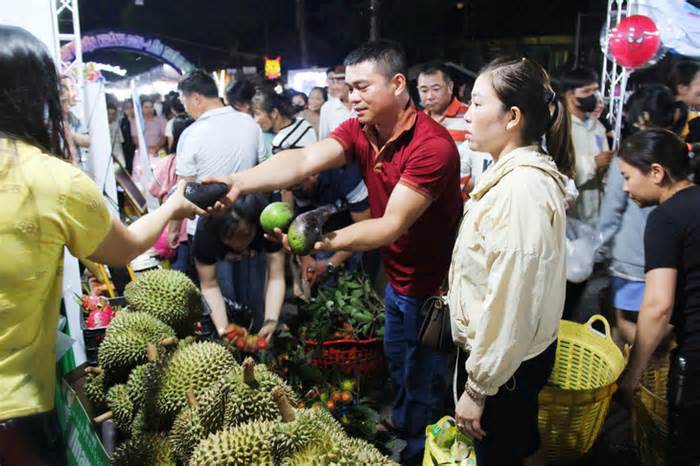 Du khách thích thú với trái cây siêu to tại Lễ hội trái cây Khánh Sơn 2024