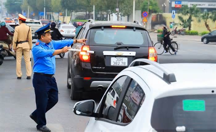 Cảnh sát phân luồng, hướng dẫn xe đi vào Hà Nội từ xa để tránh ùn tắc