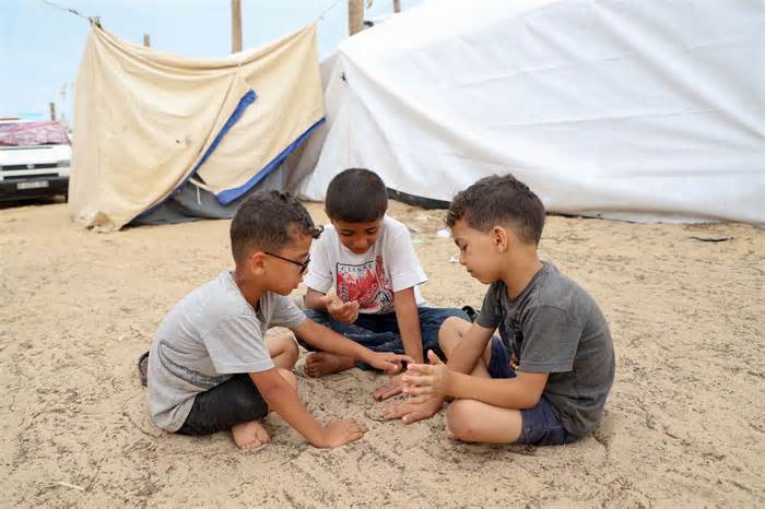 Cảnh báo thêm nhiều trẻ em ở Gaza có thể tử vong do thiếu nước