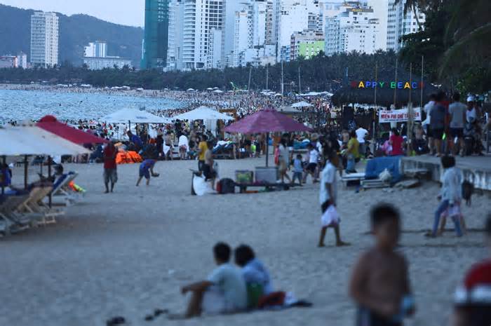 Người dân đổ xô ra biển Nha Trang 'giải nhiệt'