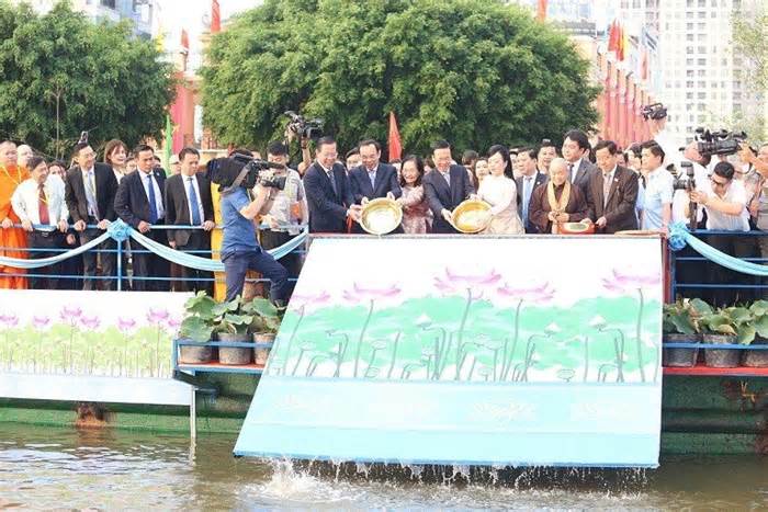 Xuân Quê hương 2024: Chủ tịch nước Võ Văn Thưởng cùng đoàn kiều bào thực hiện nghi thức thả cá chép tại Bến Nhà Rồng