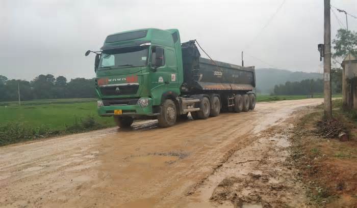 Hàng trăm hộ dân tại Hà Tĩnh khốn khổ vì xe tải cày nát đường liên huyện