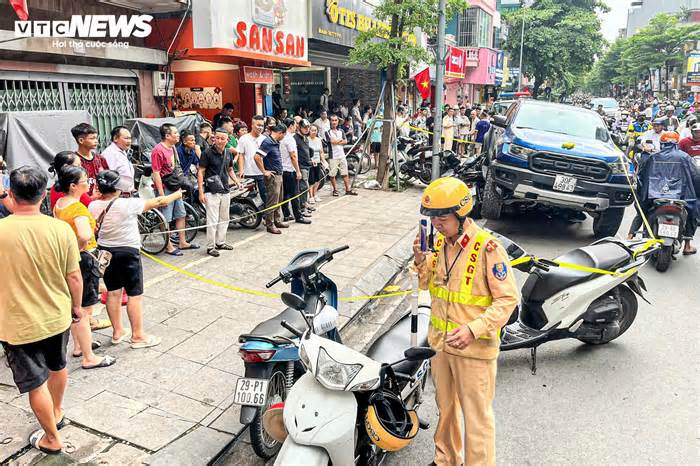 Hiện trường vụ xe bán tải lao lên vỉa hè, cuốn loạt xe máy vào gầm ở Hà Nội