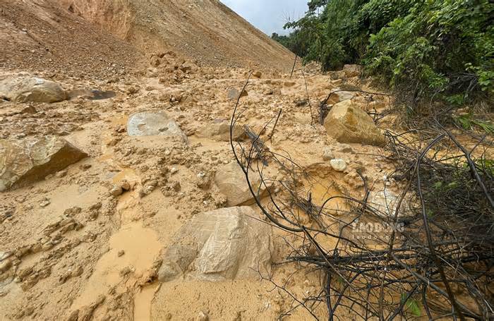 Hàng nghìn khối bùn đất từ dự án tràn ra môi trường