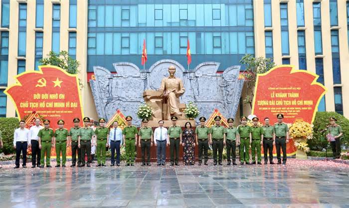 Khánh thành tượng đài Chủ tịch Hồ Chí Minh và bức Phù điêu Bác Hồ với Công an Thủ đô