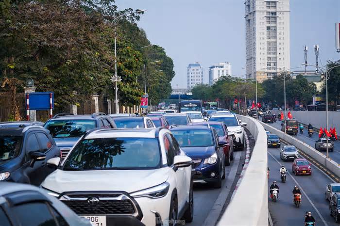 Giao thông Thủ đô 'căng như dây đàn' trong ngày làm việc cuối cùng