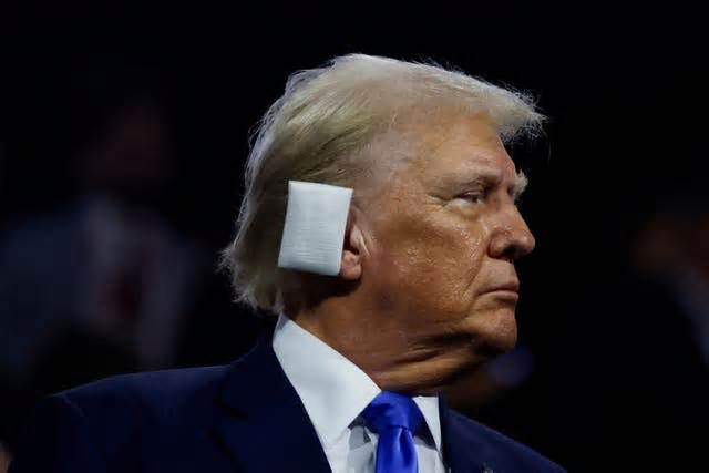 Các đại biểu Đảng Cộng hòa đeo băng gạc ở tai để ủng hộ ông Trump