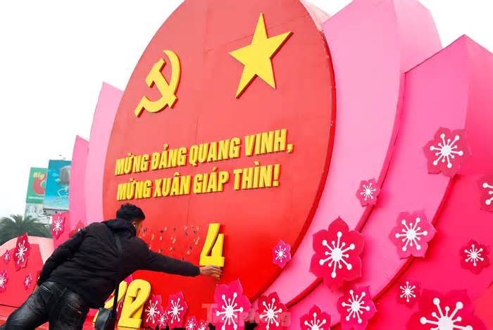 Thủ đô Hà Nội rực rỡ cờ hoa mừng 94 năm thành lập Đảng